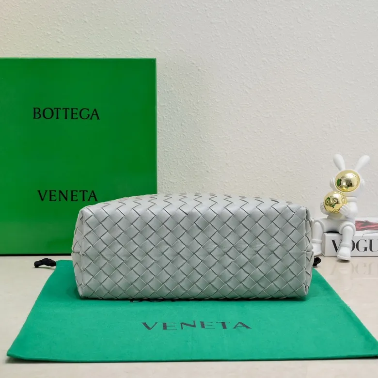 The 2023 new Andiamo batch of 2260 BV has been shipped‼ ️Really popular🔥The new Andiamo woven handbag launched by Bottega Veneta this season is really popular all over the world! ! Celebrities at home and abroad have worn it, and Oscar-winning actress Michelle Yeoh has taken it out on the street. Song Jia, Trai Yara, Yu Feihong, Sanji Ayaka, Rosie Hunting-Whiteley, Yoshioka Riho, etc. have all picked up this bag. It is classic and versatile, showing off its temperament, and the bag capacity is also large, which is very convenient for daily commuting! ! A variety of carrying methods, the shoulder straps can be adjusted by yourself, the original lambskin feels soft and delicate, and the unisex style breaks gender boundaries and brings a more practical and longer-lasting use experience. Andiamo, which has both elegant and casual styles, perfectly interprets the true appearance of "fashionable old money style". Style number: 8463 Size: 32*24*12